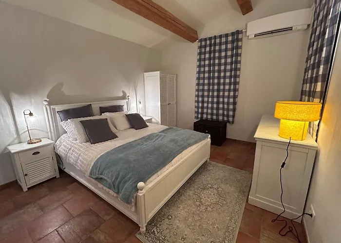 Petite Maison De Charme Au Bord De La Piscine Feriehus *