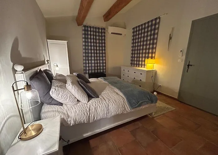 Petite Maison De Charme Au Bord De La Piscine